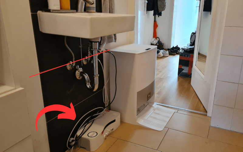 Festwasseranschluss ist im Badezimmer unter dem Waschbecken installiert.